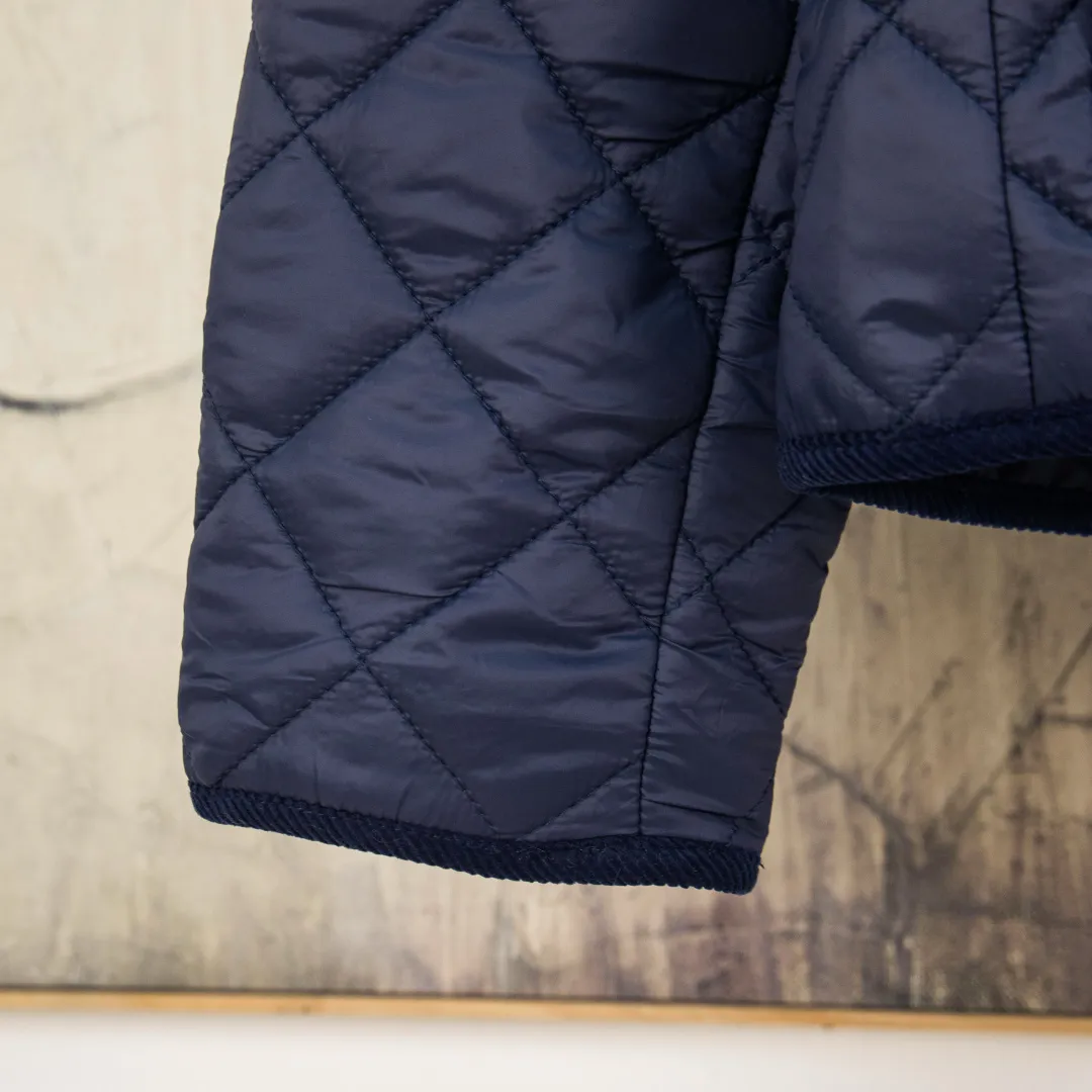 P390 zp version [Exclusive supply] Ralph Lauren/Ralph Lauren 2025aw autumn and winter popular items diamond-shaped quilted embroidered corduroy strips imitation feather jacket jacket Correct three-pocket version Slight waist design Free matching neckline ✅ Facial filling imitation feather cotton Three-in-one diamond-shaped quilted embroidery Soft and comfortable ✅ Customized double-circle brand hardware buckle back waist freely adjustable elastic design ✅ RL three-color diamond plaid cotton jacket 100% restoration Corduroy strips running through the whole body, no knots and overlaps, artificial curling, fine workmanship, highly recommended, a rare cotton jacket that does not look bloated, can be worn as an inner layer in the north, can be worn with multiple necklines, elastic waistline on the back, freely adjustable waist, matte memory technology on the face, giving a cotton feel, not to be missed, highly recommended, color: black, white, gray green, khaki, navy, size: S M L XL, number: WW10951